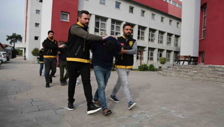 Adana’da sokak ortasında işlenen cinayetin faili 1’i kadın 4 şüpheli tutuklandı