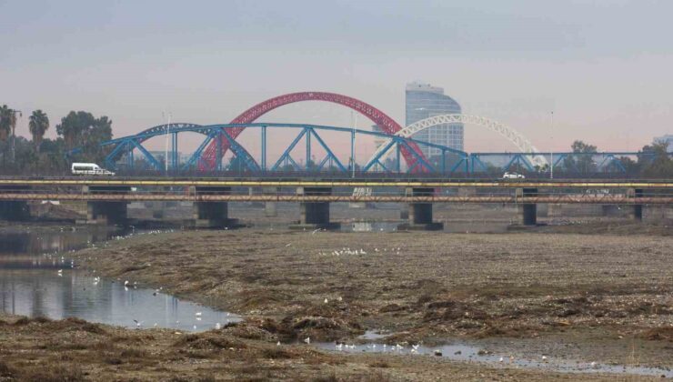 Adana’yı yağışlı hava etkisi altına aldı