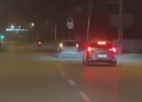 Akan trafikte camdan aracın üzerine çıkıp dans etti