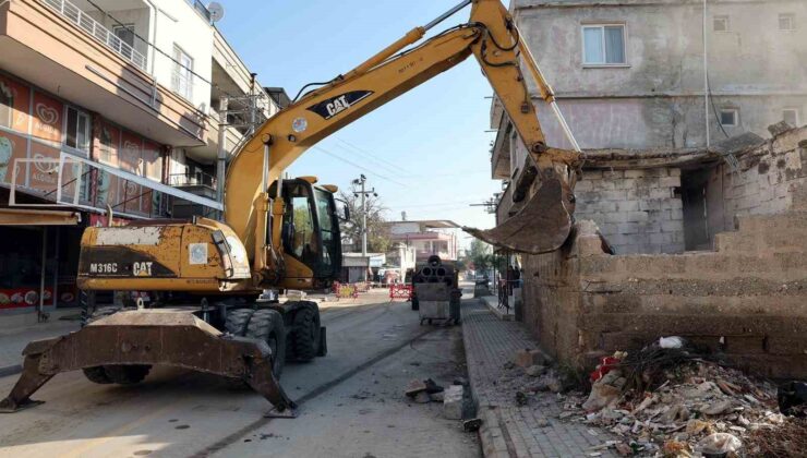 Akdeniz Belediyesi metruk binaları yıkıyor