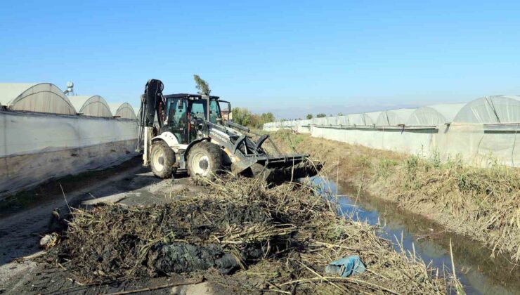 Akdeniz Belediyesi, sulama kanallarında temizlik ve ıslah çalışması yaptı