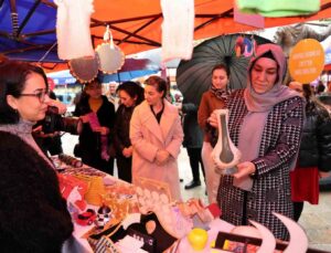 Akdeniz Belediyesinin ’Kadın Emeği Yılbaşı Pazarı’na ziyaretçi akını