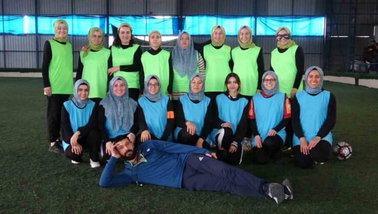 Alyazmalı kadınlar, çocuklarını kocalarına bırakıp, yeşil sahada ter döküyorlar