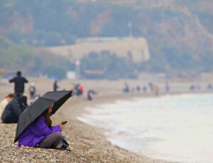 Antalya’da yağmura rağmen şemsiye altında deniz keyfi