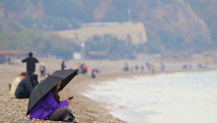 Antalya’da yağmura rağmen şemsiye altında deniz keyfi