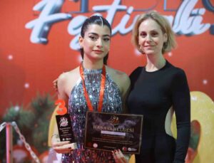 Antalya’da Yılbaşı Festivali renkli görüntülere sahne oldu