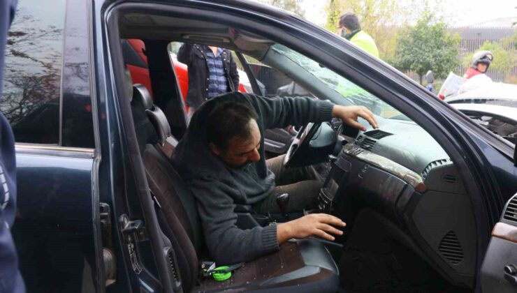 Bariyere ’ok’ gibi saplandı, sıkışan sürücüyü itfaiye çıkardı