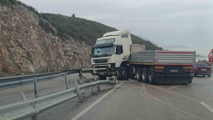 Bariyerlere çarpan tır makaslayarak trafiğin aksamasına neden oldu