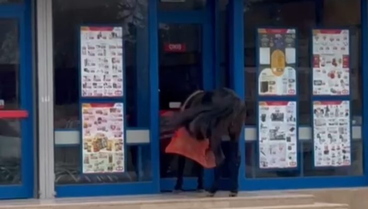 BİM’in kapısına at bağladılar