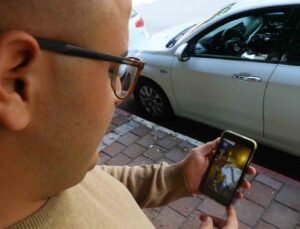 Birinci yılını tamamlayamadığı evliliğinin yıl dönümünde boşanmasını simit dağıtarak kutladı