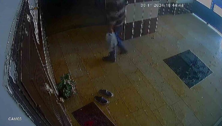 Bisiklet çalarken dikkat çekmemek için apartmana alışveriş poşetiyle girdi