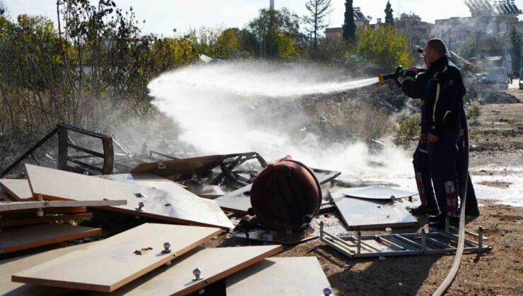Boş arazide yanan tahta parçaları alev aldı