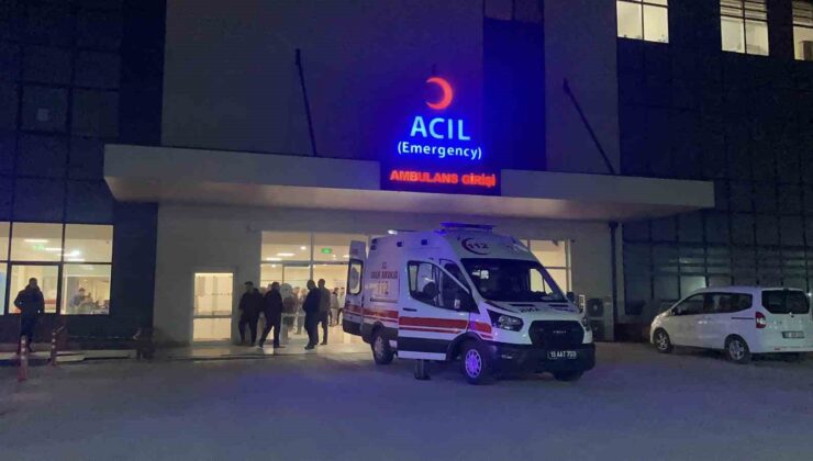 Burdur’da bıçaklı kavga: Baba ve oğlu yaralandı