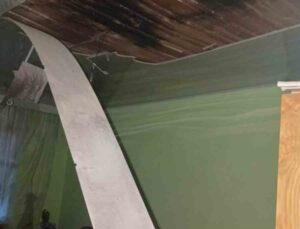 Burdur’da eve yıldırım düştü, ortalık savaş alanına döndü