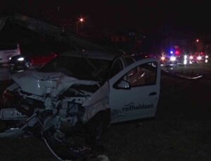 Çarptığı aydınlatma direği aracın üzerine devrildi: 2 yaralı