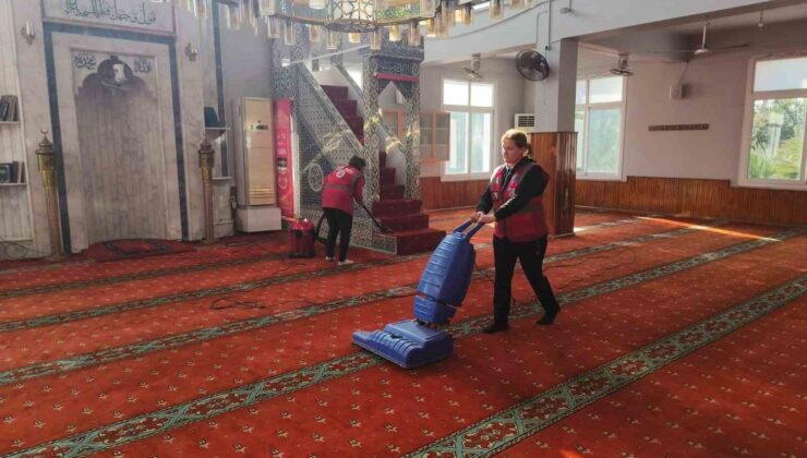 Ceyhan’da camilerde kapsamlı temizlik