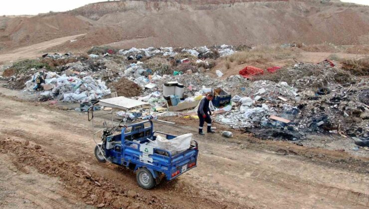 Çöpleri boş araziye atıp yakarak vatandaşın zehir solumasına neden oluyorlar