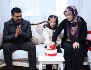 Depremde babasını, 2 kardeşini kaybeden ve 16 ameliyat geçirerek hayata tutunan Zümra’ya sürpriz doğum günü kutlaması
