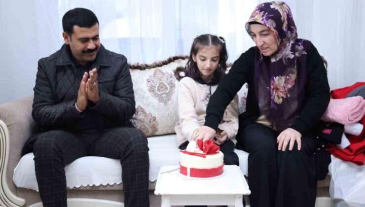 Depremde babasını, 2 kardeşini kaybeden ve 16 ameliyat geçirerek hayata tutunan Zümra’ya sürpriz doğum günü kutlaması