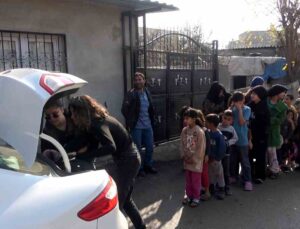 Dezavantajlı çocuklara yeni yıl öncesi mont hediyesi