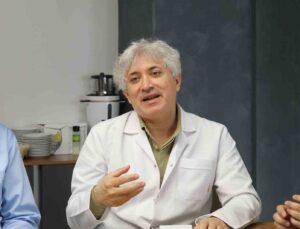 Dünyaca ünlü profesöre yapay zeka ile ürün tanıttırdılar
