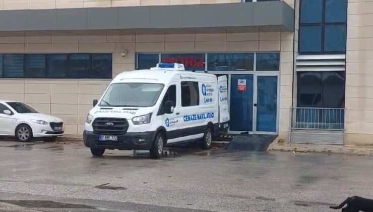 Eski kız arkadaşının babası tarafından bıçaklanan genç, hayata tutunamadı
