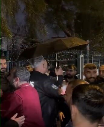 Esnaf ile vatandaşların park kavgasını biber gazı da ayıramadı