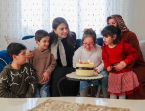 Esra Masatlı, down sendromlu Fatma’nın doğum günü mutluluğuna ortak oldu