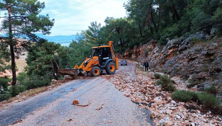 Finike’de taş ve mıcırla kaplanan yol temizlendi