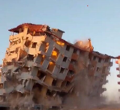 Hatay’da 8 katlı binanın yerle bir olduğu anlar kamerada