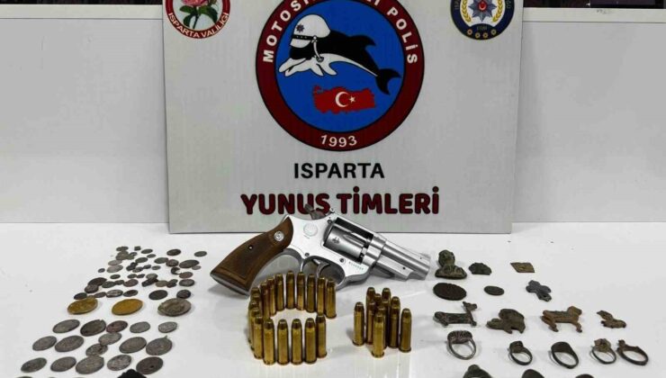 Isparta’da kaçak tarihi eserler ve silahlar ele geçirildi