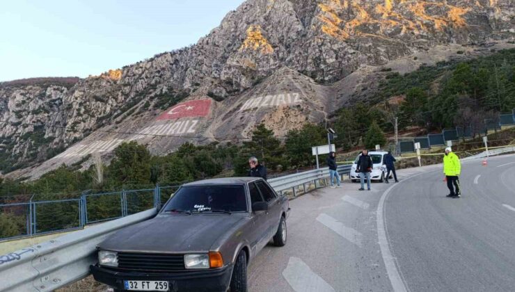 Isparta’da kontrolden çıkan otomobil bariyerlere çarptı: 1 yaralı