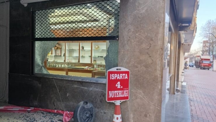 Isparta’da kuyumcudaki soygun girişimi cama takıldı