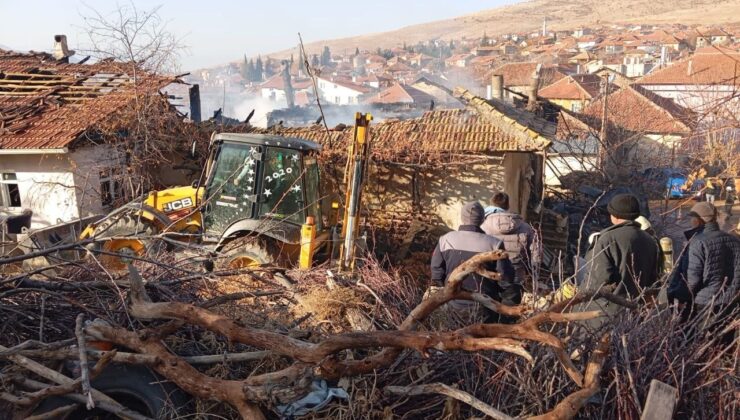 Isparta’da sabah saatlerinde çıkan yangın, iki evi küle çevirdi