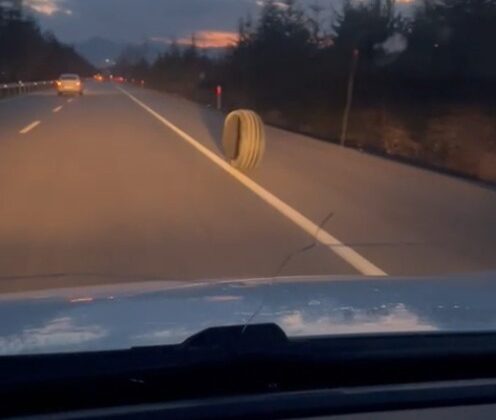 Isparta’da yola fırlayan lastik trafiği tehlikeye düşürdü