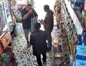İşyeri sahibi namaz kılarken Alman turist çantasını doldurdu