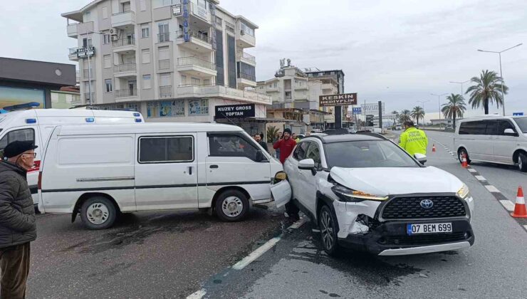 Kamyonet ile otomobil çarpıştı: 1 yaralı