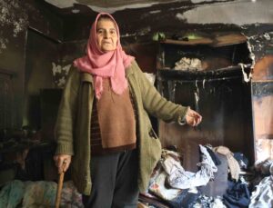 Karanlıkta kalmamak için yaktığı mum yangın çıkardı, yaşlı kadın emekleyerek kaçıp kurtuldu