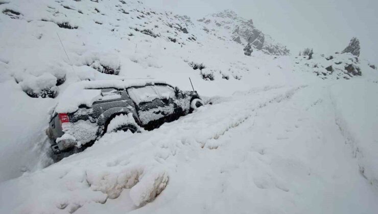 Karda mahsur kalan araçlar kurtarıldı