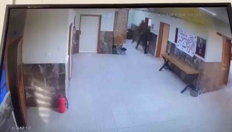 Kardeşinin okulda tartıştığı 2 öğretmeni tekme tokat dövdü