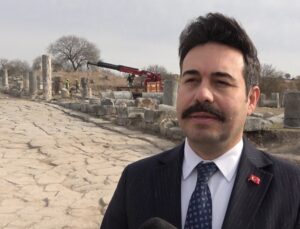Kastabala Antik Kenti’nde depremde yıkılan sütunlar yeniden ayağa kaldırılıyor