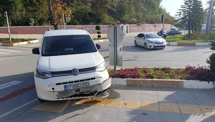 Kavşak sisteminde araçlar çarpıştı, şans eseri yaralanan olmadı