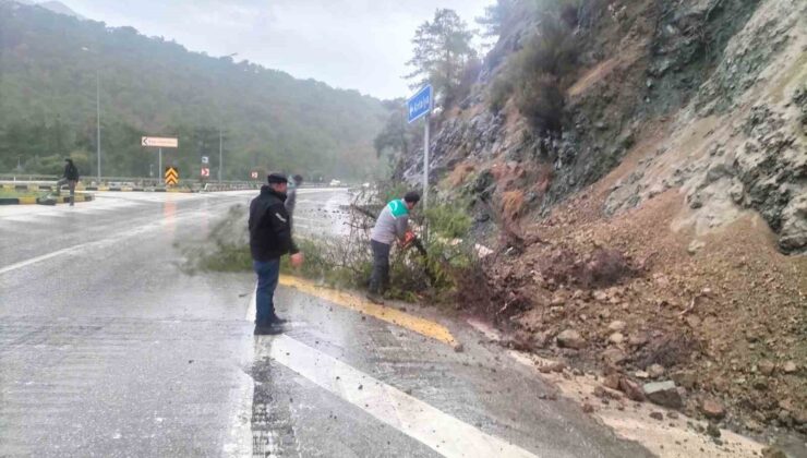 Kemer’de ufak çaplı toprak kayması meydana geldi