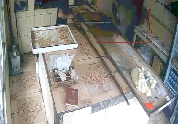 Kızgın pekmezi başından aşağı döktü, o anlar kamerada