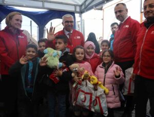 Kızılay ülkelerine dönen Suriyeli çocuklara hediye paketi dağıttı