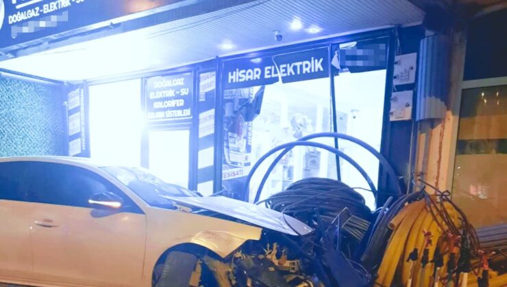 Kontrolden çıkan otomobil iş yerine daldı