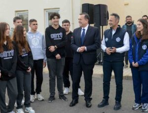 Lise öğrencilerinden Yenişehir Belediyesinin hayvan bakımevine mama bağışı