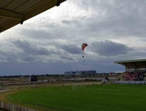 Manavgat Stadı’nda paramotor gösterisi