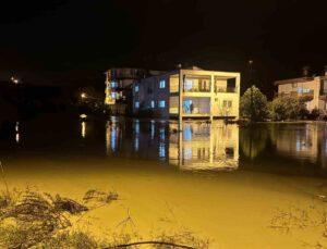 Manavgat’ta büyükşehir ekipleri 51 su baskınına müdahale etti