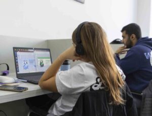 Mersin Büyükşehir Belediyesinin öğrencilere desteği sürüyor